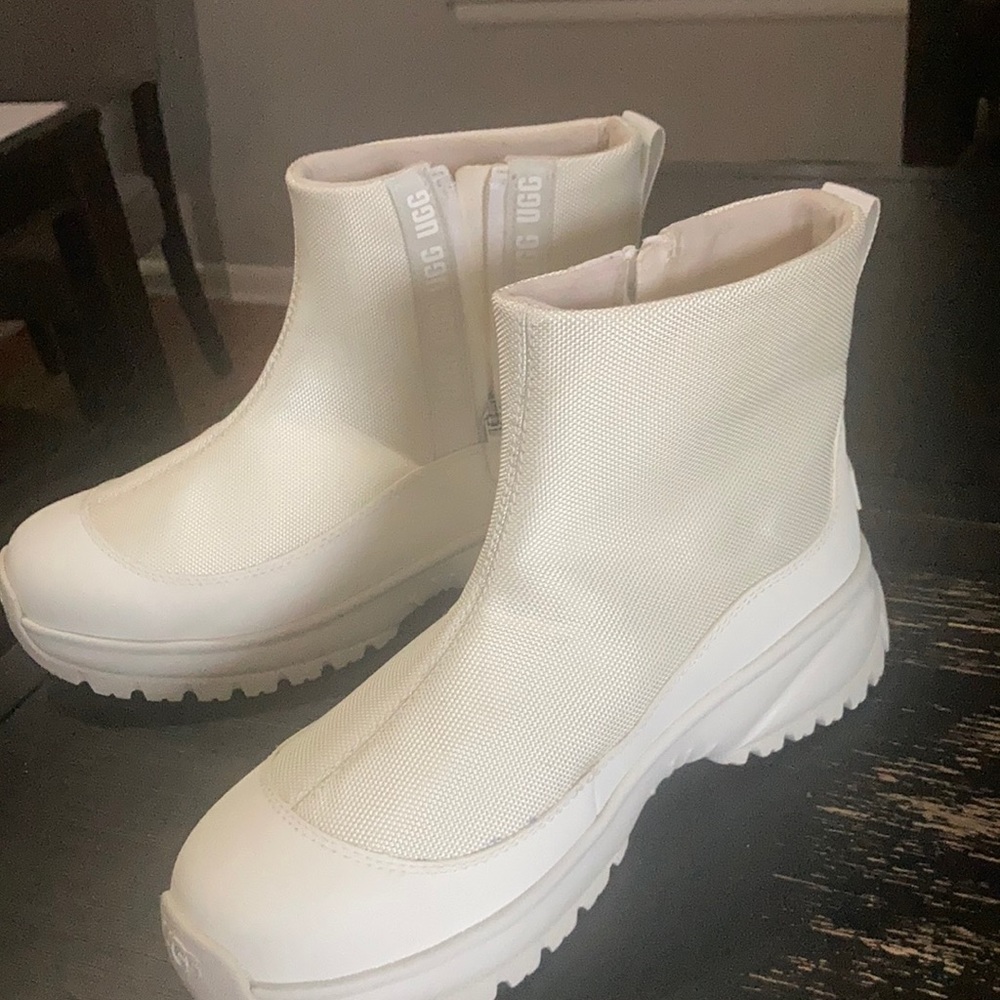 Rare Gorgeous UGG NWT white boots. 9.5
